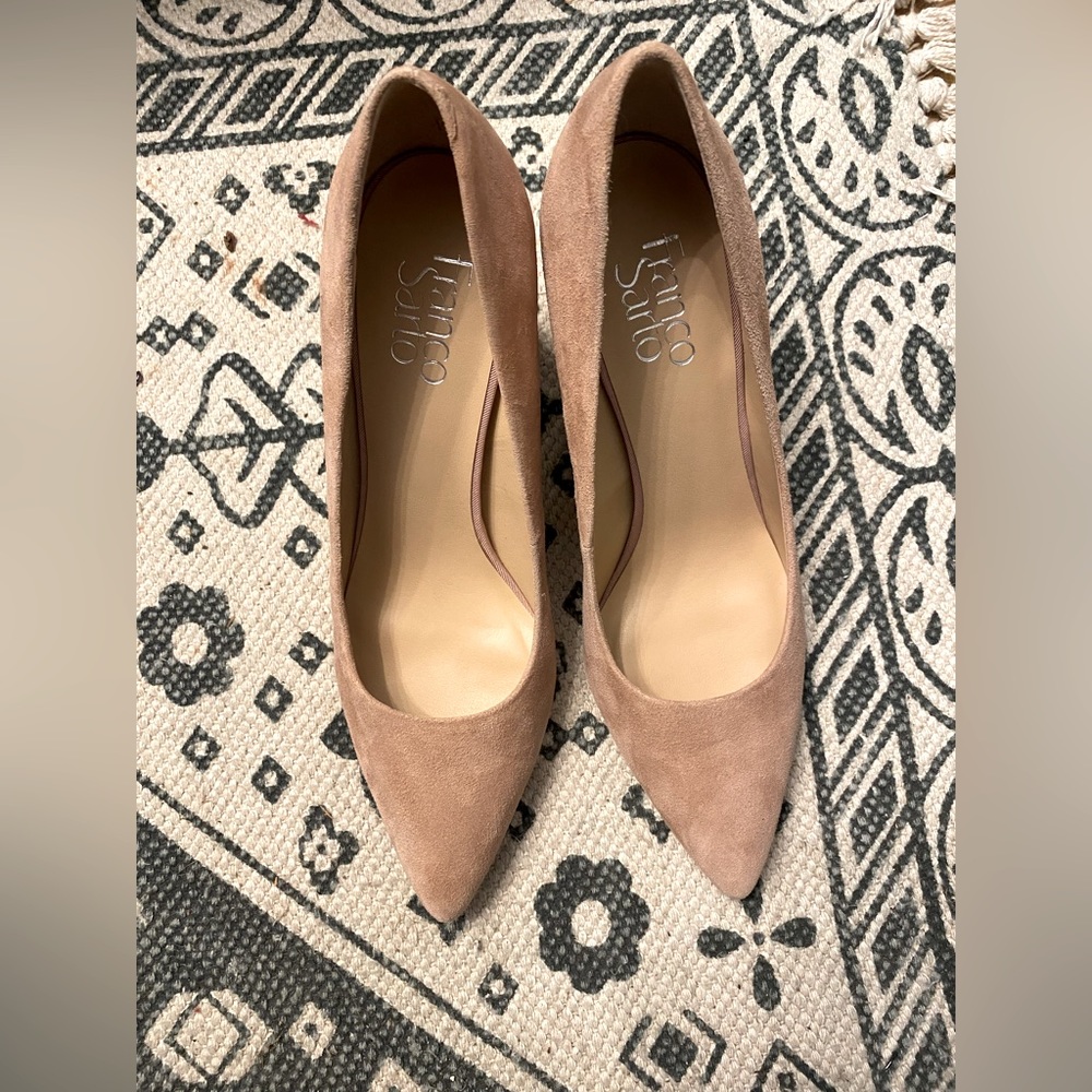 Light peach sued chunky heal pump